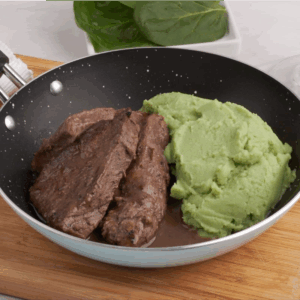 Carne al vino tinto con pure verde