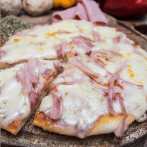 Pizza de muzarella con jamón