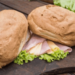 Sándwich de jamón y queso en pan casero y bolsa de horno