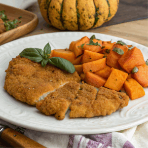 Milanesa de pollo con zapallo y zanahoria